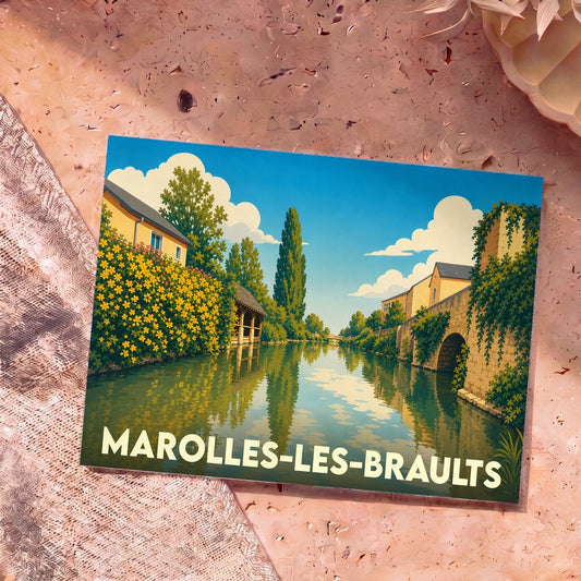 Carte postale souvenir de Marolles-les-Braults représentant un canal bordé de maisons et de fleurs dans un style illustré.