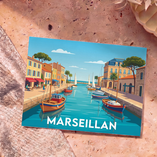 Carte postale souvenir de la ville de Marseillan présentant une illustration colorée de son port avec des bateaux de pêche et des façades ensoleillées.
