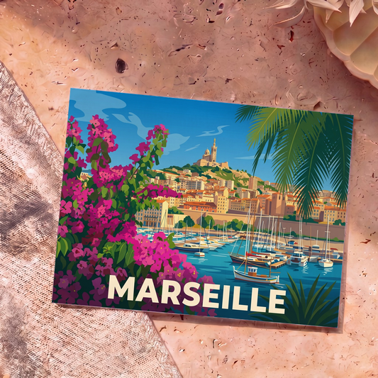 Carte postale souvenir de la ville de Marseille avec une illustration stylisée de son vieux port.