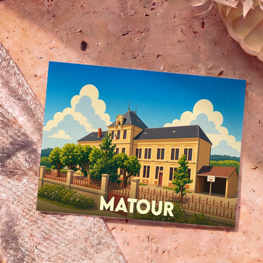 Carte postale souvenir de la ville de Matour arborant une illustration stylisée d'un bâtiment communal sous un ciel ensoleillé.