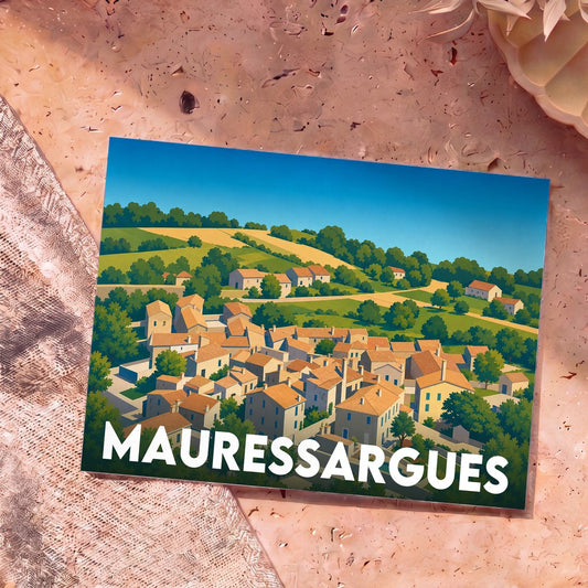 Carte postale souvenir de la ville de Mauressargues avec une illustration stylisée de son village et de ses collines.