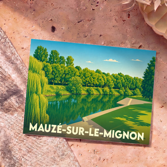 Carte postale souvenir de la ville de Mauzé-sur-le-Mignon avec une illustration stylisée d'un bord de rivière arboré.