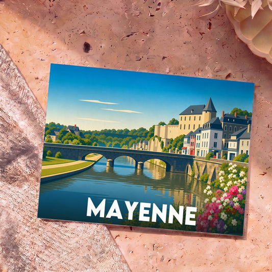 Carte postale souvenir de la ville de Mayenne arborant une illustration stylisée de son pont et de son château au bord de l'eau.