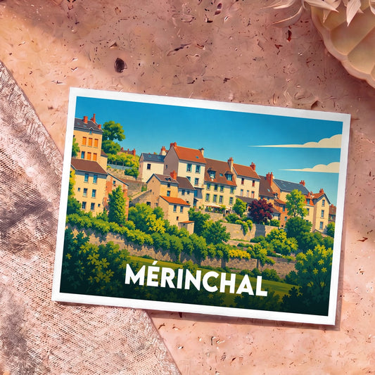 Carte postale souvenir de la ville de Mérinchal avec une illustration stylisée et colorée de ses maisons à flanc de colline.