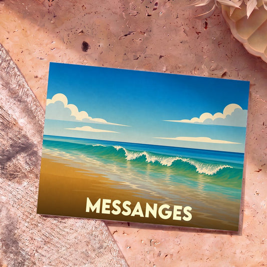 Carte postale souvenir de la ville de Messanges avec une illustration stylisée d'une plage landaise.