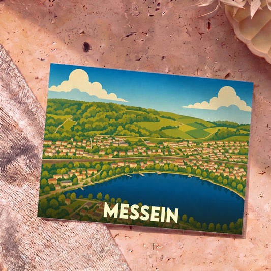 Carte postale souvenir de la ville de Messein arborant une illustration stylisée et colorée de son lac bordé d'habitations et de collines boisées.