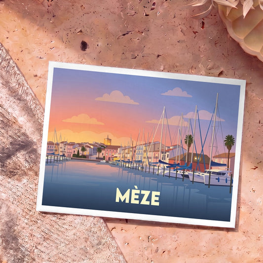 Carte postale souvenir de la ville de Mèze avec une illustration stylisée de son port au coucher du soleil.