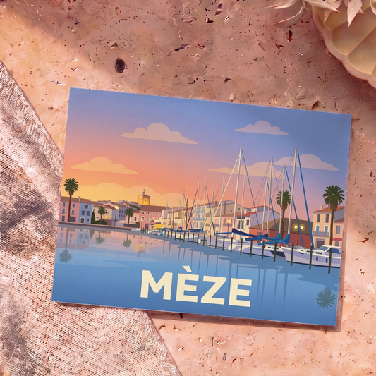 Carte postale souvenir de la ville de Mèze avec une illustration stylisée de son port au coucher du soleil.