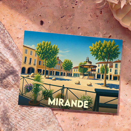 Carte postale souvenir de la ville de Mirande avec une illustration stylisée d'une place ensoleillée et son kiosque.