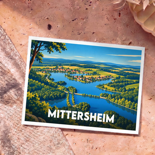 Carte postale souvenir de la ville de Mittersheim avec une illustration stylisée de ses paysages verdoyants et de son lac.