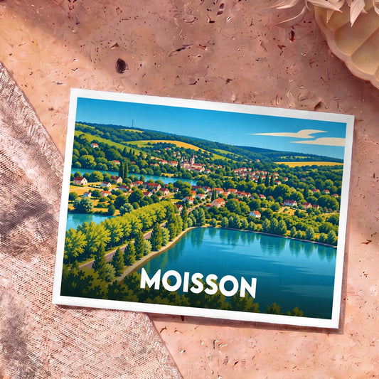 Carte postale souvenir de la ville de Moisson avec une illustration stylisée de ses paysages verdoyants en bord de Seine.