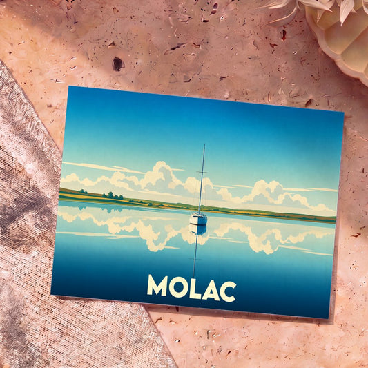 Carte postale souvenir de la ville de Molac avec une illustration stylisée d'un voilier sur une eau calme.