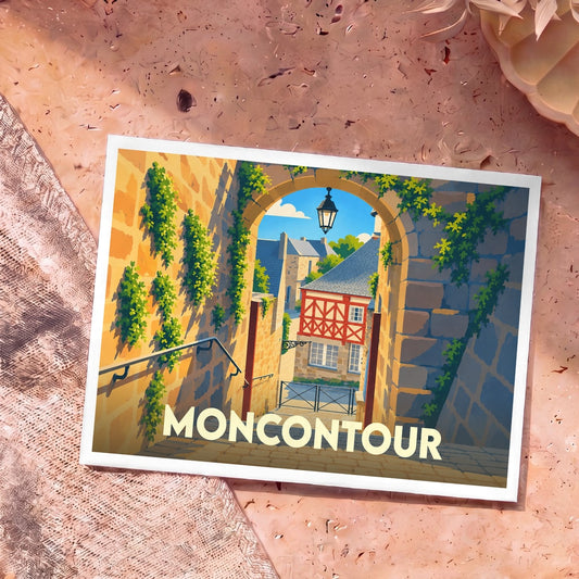 Carte postale souvenir de la ville de Moncontour illustrant une ruelle médiévale pittoresque à travers une arche en pierre.
