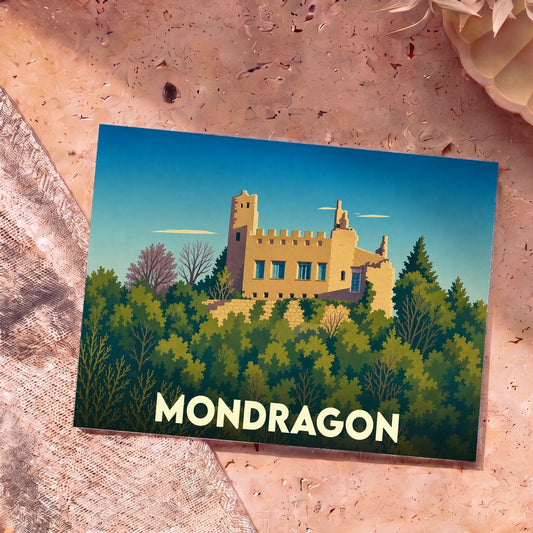 Carte postale souvenir de la ville de Mondragon avec une illustration stylisée de son château.