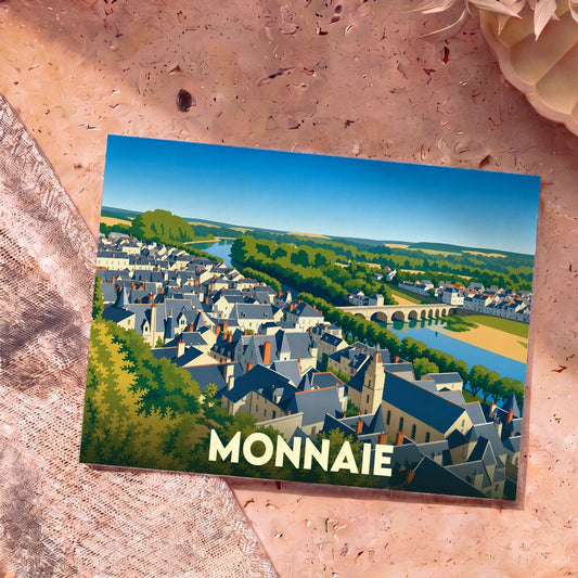 Carte postale souvenir de la ville de Monnaie avec une illustration stylisée d'un panorama urbain en bord de rivière.
