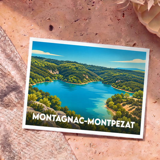 Carte postale souvenir de la ville de Montagnac-Montpezat avec une illustration stylisée d'un lac bordé de collines boisées.