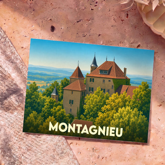 Carte postale souvenir de la ville de Montagnieu illustrant son château niché dans une forêt verdoyante.