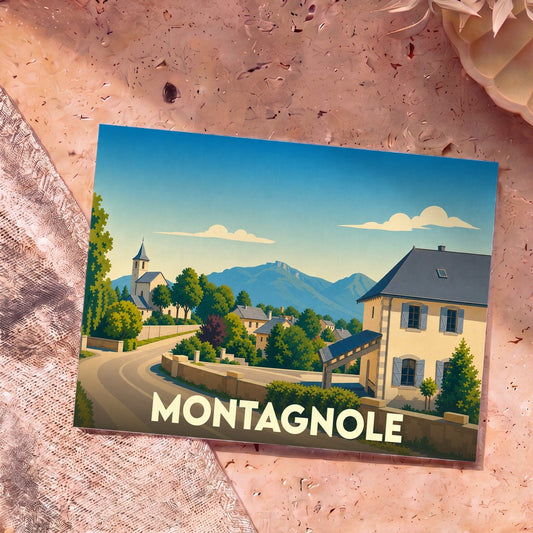 Carte postale souvenir de la ville de Montagnole avec une illustration stylisée de son village et des montagnes.