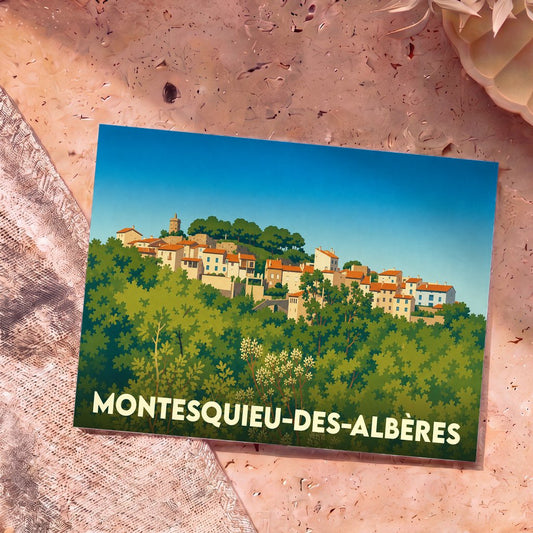 Carte postale souvenir de Montesquieu-des-Albères avec une illustration colorée et stylisée du village perché.