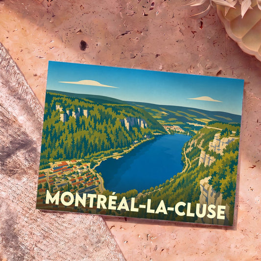 Carte postale souvenir de la ville de Montréal-la-Cluse avec une illustration stylisée de son lac et de ses montagnes.