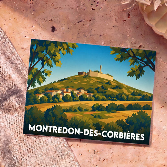 Carte postale souvenir de la ville de Montredon-des-Corbières avec une illustration stylisée d'un village perché.
