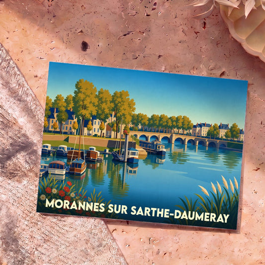 Carte postale souvenir de Morannes sur Sarthe-Daumeray avec une illustration stylisée d'un port fluvial et d'un pont de pierre.