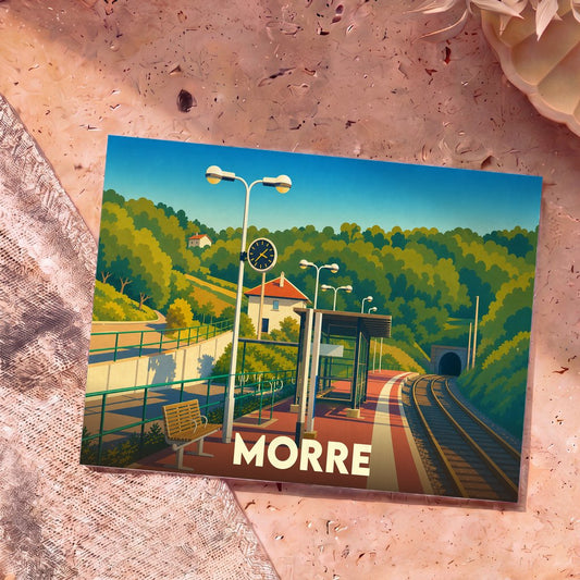 Carte postale souvenir de la ville de Morre avec une illustration stylisée d'une gare nichée dans la verdure.