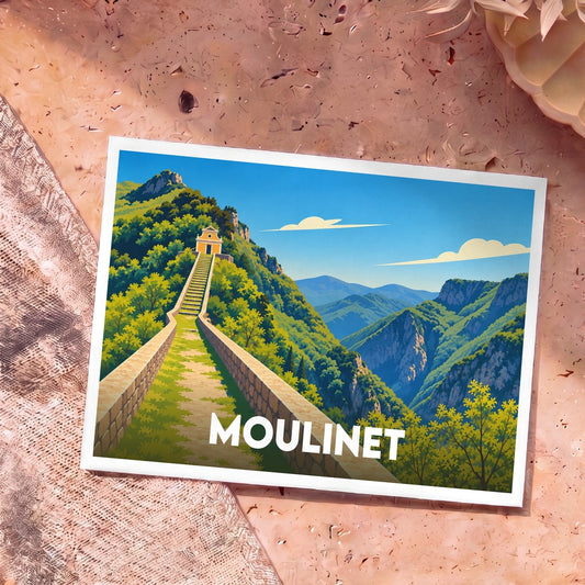 Carte postale souvenir de la ville de Moulinet avec une illustration stylisée d'un chemin de montagne menant à une chapelle.