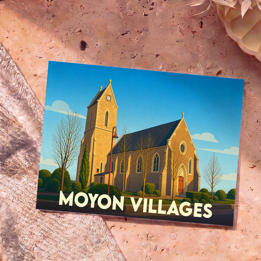 Carte postale souvenir de la commune de Moyon Villages illustrant son église dans un style graphique épuré.