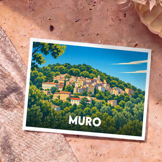 Carte postale souvenir de la ville de Muro avec une illustration stylisée d'un village perché au milieu de la végétation.