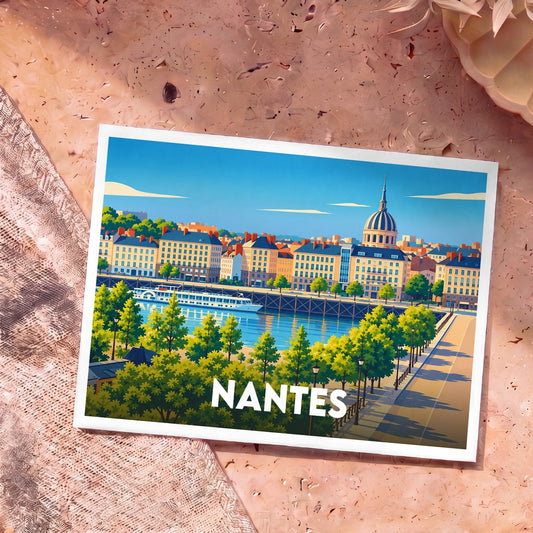 Carte postale souvenir de la ville de Nantes avec une illustration colorée et stylisée de ses quais.