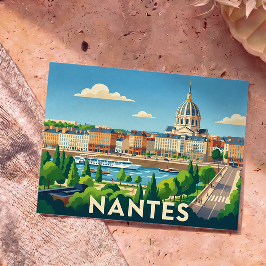 Carte postale souvenir de la ville de Nantes avec une illustration stylisée des bords de Loire.