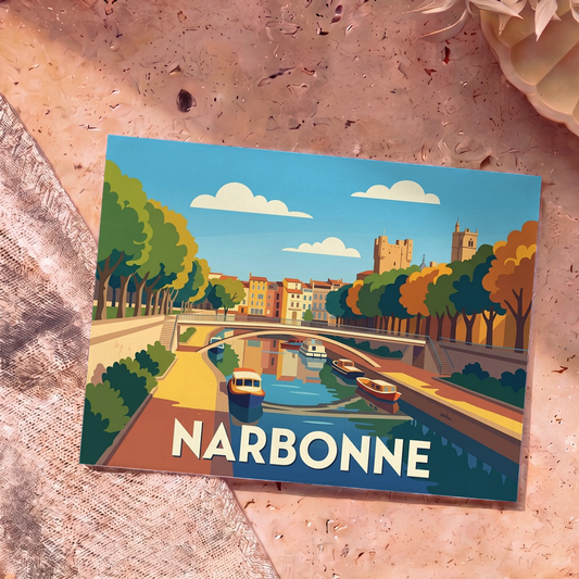 Carte postale souvenir de la ville de Narbonne avec une illustration colorée et stylisée de son canal et de son patrimoine.