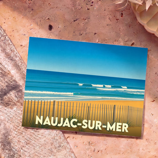Carte postale souvenir de Naujac-sur-Mer illustrant une plage sauvage bordée d'une barrière en bois sous un ciel bleu azur.