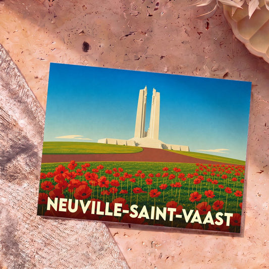 Carte postale souvenir de Neuville-Saint-Vaast représentant le mémorial de Vimy au-dessus d'un champ de coquelicots.