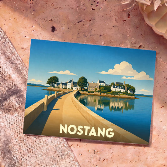Carte postale souvenir de la ville de Nostang avec une illustration stylisée d'un pont menant au village bordé par l'eau.