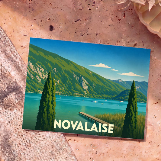 Carte postale souvenir de la ville de Novalaise avec une illustration stylisée de son lac et des montagnes environnantes.