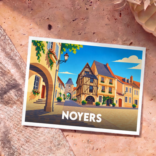 Carte postale souvenir de la ville de Noyers avec une illustration stylisée de son architecture médiévale.