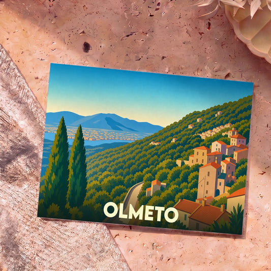 Carte postale souvenir de la ville d'Olmeto avec une illustration stylisée d'un village corse à flanc de colline.