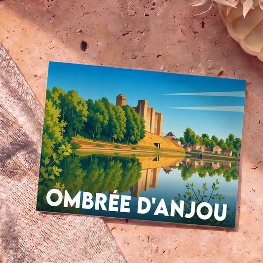 Carte postale souvenir de la ville d'Ombrée d'Anjou avec une illustration stylisée de son château se reflétant dans l'eau.