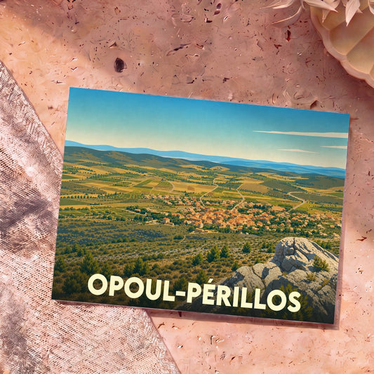 Carte postale souvenir de la ville d'Opoul-Périllos avec une illustration stylisée de son paysage vallonné.