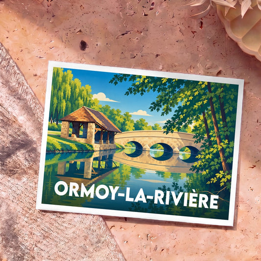 Carte postale souvenir de la ville d'Ormoy-la-Rivière avec une illustration stylisée d'un pont et d'un lavoir au bord de l'eau.