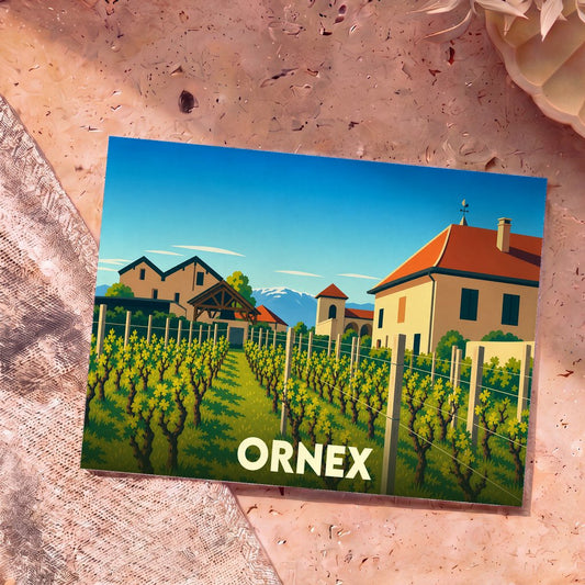 Carte postale souvenir de la ville d'Ornex avec une illustration stylisée représentant un vignoble et des maisons traditionnelles devant les montagnes.