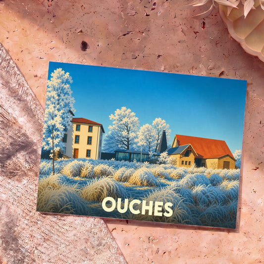 Carte postale souvenir de la ville de Ouches avec une illustration stylisée de bâtiments ruraux sous un paysage enneigé.