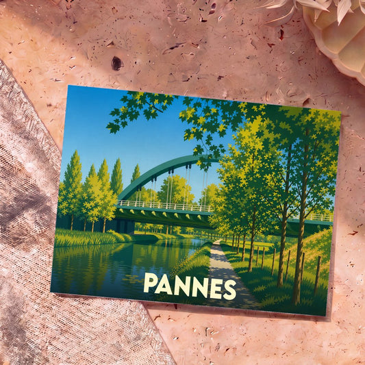 Carte postale souvenir de la ville de Pannes avec une illustration stylisée d'un pont au-dessus d'un canal bordé d'arbres.