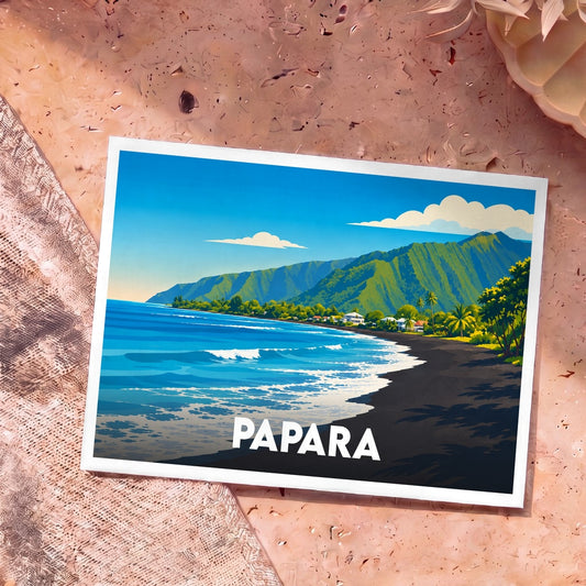 Carte postale souvenir de la ville de Papara avec une illustration stylisée de sa plage de sable noir et ses montagnes verdoyantes.