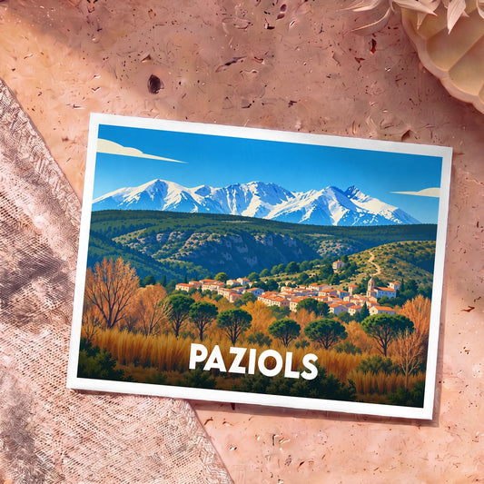 Carte postale souvenir de la ville de Paziols avec une illustration stylisée d'un village devant des montagnes enneigées.