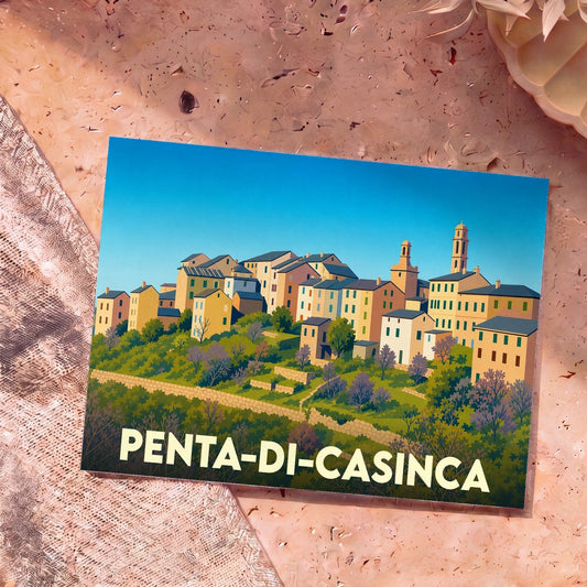 Carte postale souvenir de la ville de Penta-di-Casinca avec une illustration stylisée d'un village corse perché.