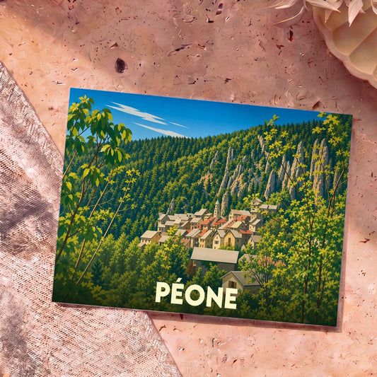 Carte postale souvenir de la ville de Péone avec une illustration stylisée d'un village de montagne niché dans la forêt.