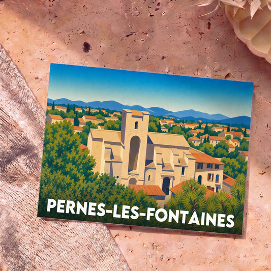 Carte postale souvenir de la ville de Pernes-les-Fontaines avec une illustration stylisée de son église et des montagnes environnantes.
